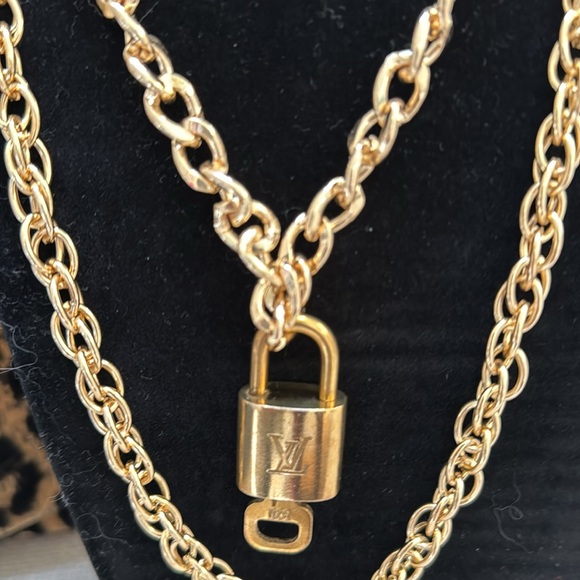 Luis Vuitton 🔐 Lock & Key #320 on double link chain. Nice weight. - Picture 3 of 8